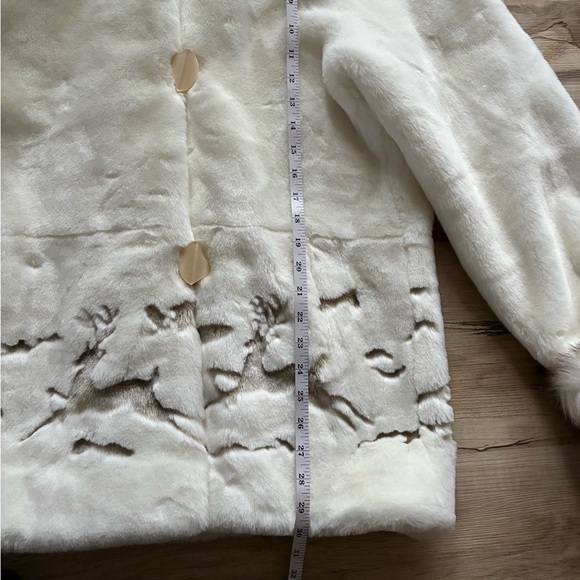 Elegant White Faux Fur Coat with Reindeer Design - Picture 8 of 12